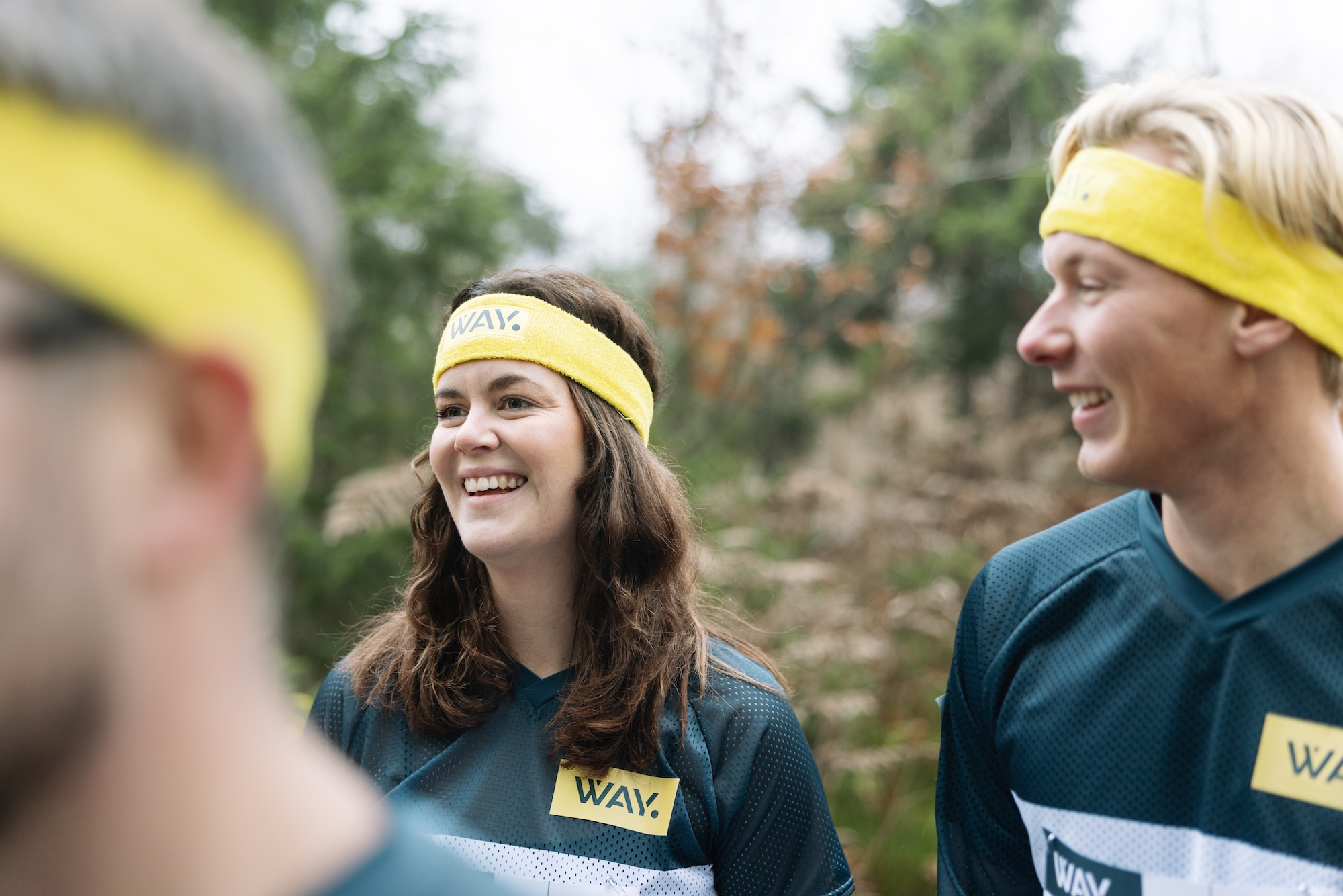 Lisa och David skrattar och ler i skogen