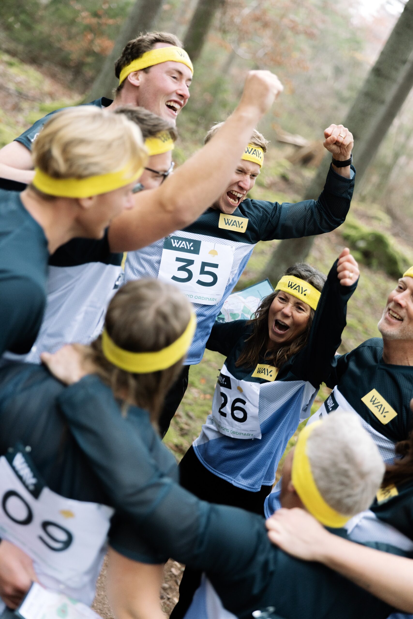 flertalet wayfinders med armar i luften som firar sin målgång