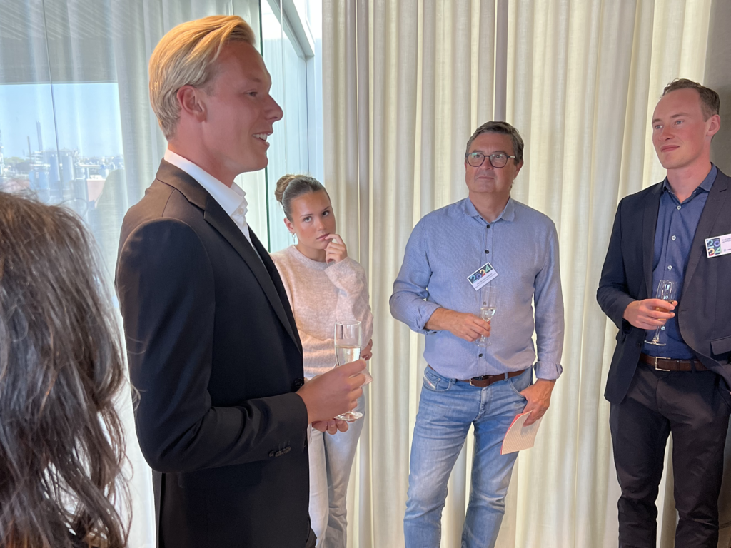 David, VD, håller välkomsttal