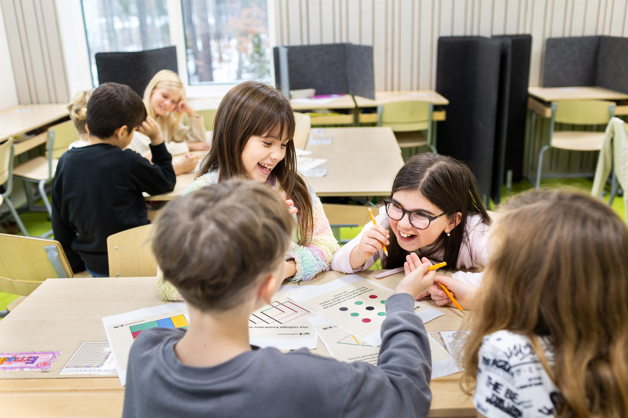 Barn i klassrum på Raoul Wallenbergskolan